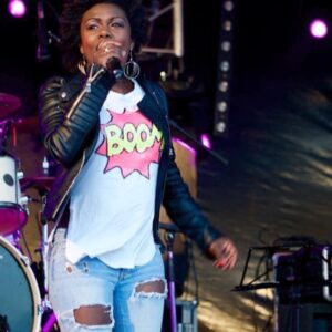 Natasia on stage tijdens festival